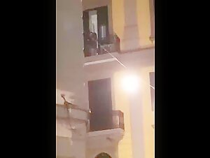 Sesso sul balcone a Napoli