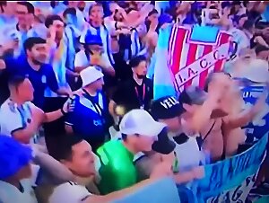 Tifosa argentina nuda allo stadio