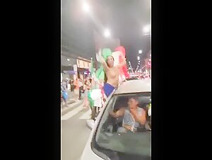 Mostra le tette in strada per festeggiare la vittoria degli azzurri