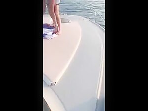 Mostra il buco del culo in barca