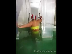 Il culo della tipa in piscina