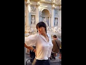 Sex worker italiana mostra il seno in pubblico a Roma
